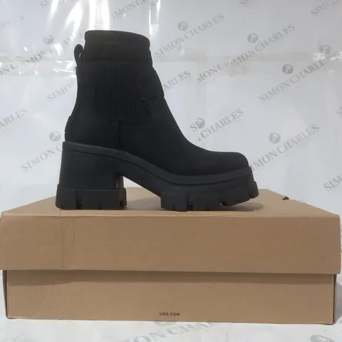 BOXED PAIR OF UGG BROOKLYN CHELSEA BOOTS IN BLACK UK SIZE 4