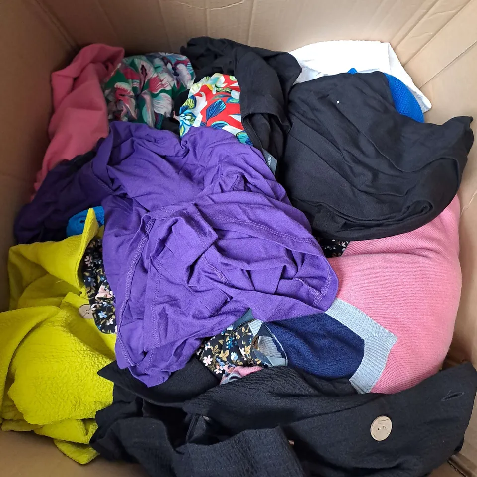 BOX OF APPROX 20 ASSORTED CLOTHING ITEMS TO INCLUDE - JUMPERS, SHIRTS, TROUSERS ETC