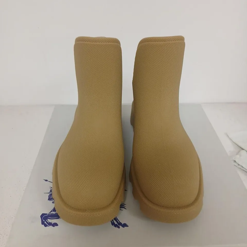 BURBERRY MANILLA CHELSEA BOOTS – UK 10 (EU 44)