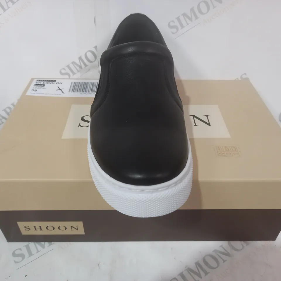 BOXED PAIR OF SHOON EIDOLON TRAINERS IN BLACK SIZE 6