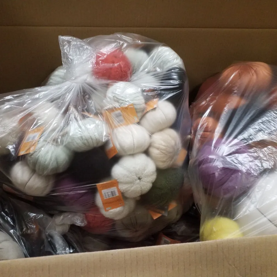 PALLET CONTAINING LARGE QUANTITY OF ASSORTED HALLOWEEN PLUSH PUMPKINS