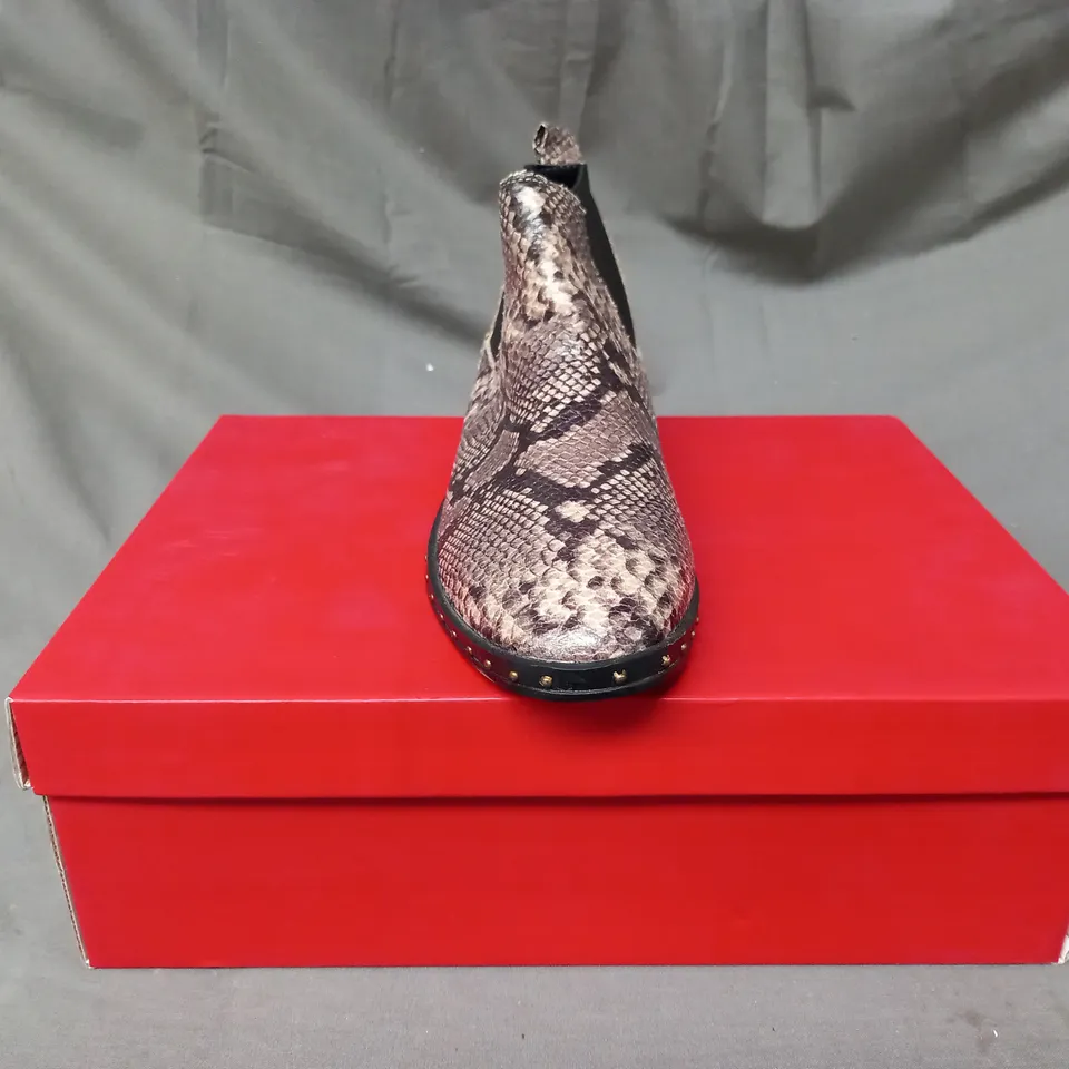 BOXED PAIR OF LONDON REBEL GARETH SYNTHETIC ANKLE BOOTS IN GREY SNAKE SIZE 3