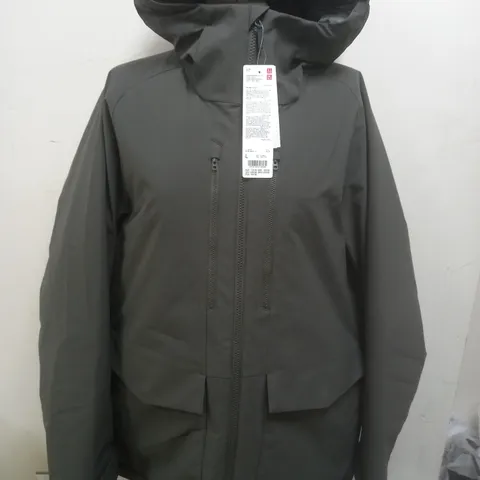 UNI QLO HYBRID DOWN PARKA IN DARK GREEN - L