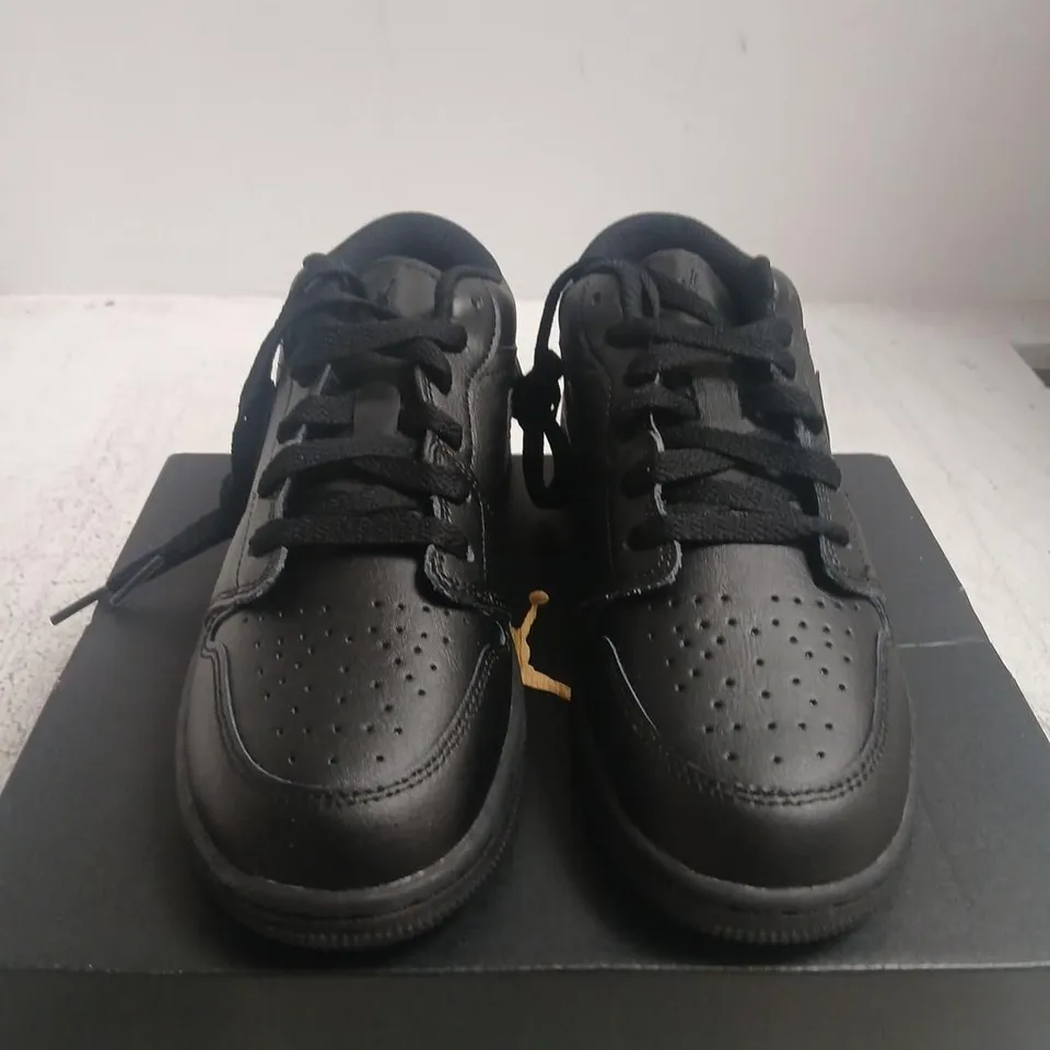 AIR JORDAN 1 LOW (GS) BLACK/BLACK – UK 4 (US 4.5Y) SNEAKERS