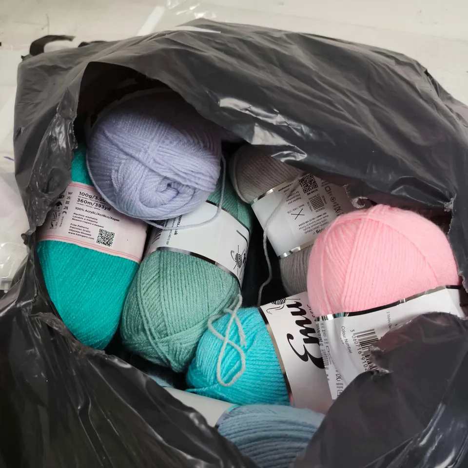 APPROXIMATELY 15 ASSORTED KNITTING YARN ROLLS IN VARIOUS COLOURS