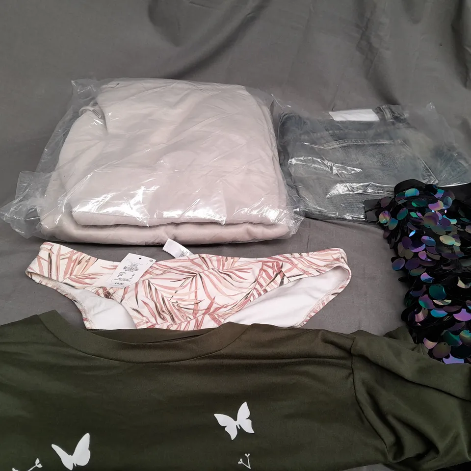 BOX OF APPROXIMATELY 25 ASSORTED CLOTHING ITEMS TO INCLUDE - T-SHIRT - BIKINI PANTS , SKIRT ETC