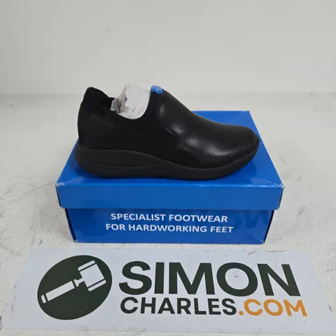 BOXED PAIR OF WEARERTECH VITALISE SHOES IN BLACK - UK 3