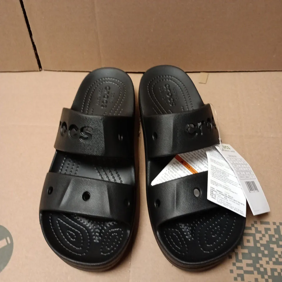 UNBOXED PAIR OF CROCS BAYA PLATFORM SANDAS IN BLACK - W8