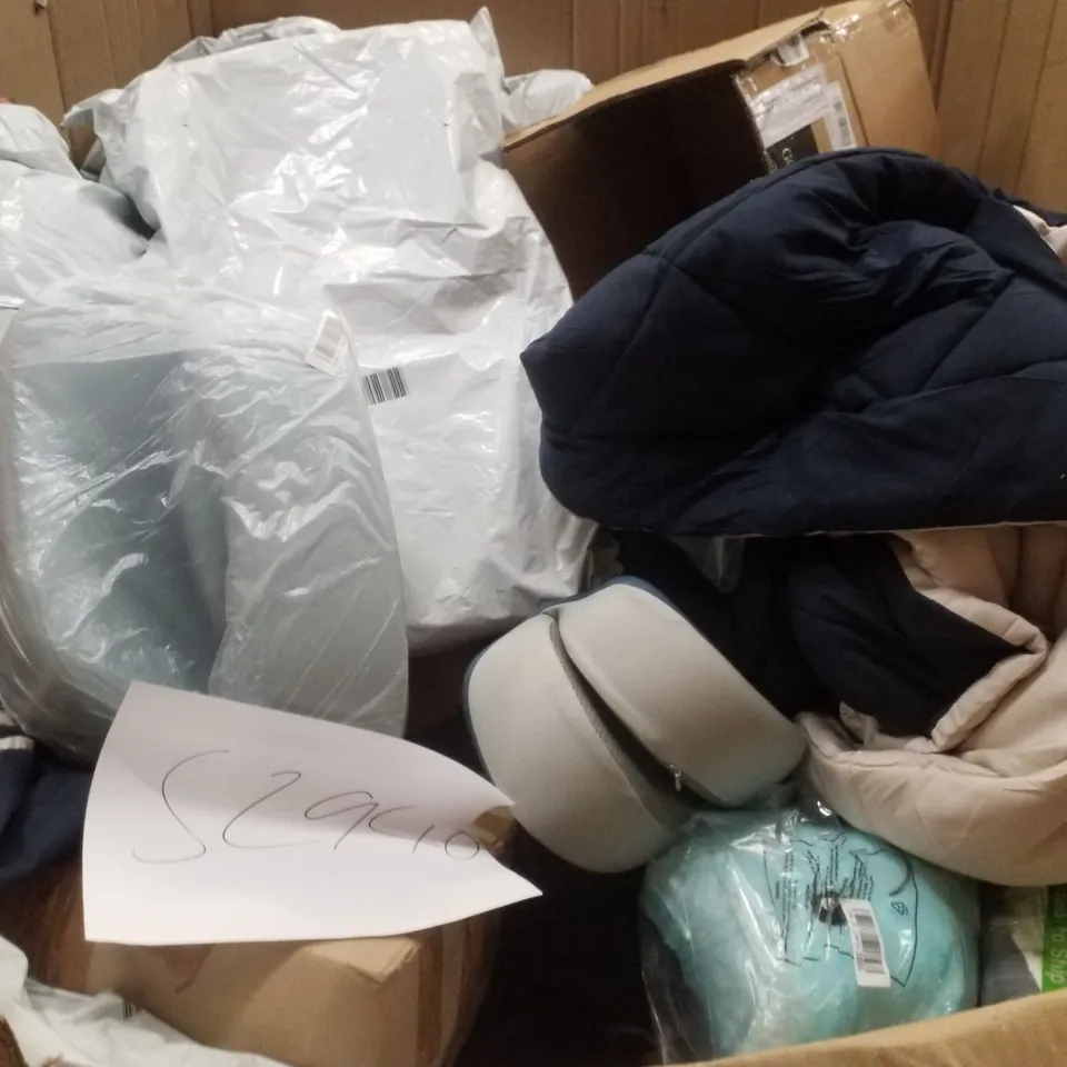 PALLET CONTAINING ASSORTED PILLOWS & CUSHIONS