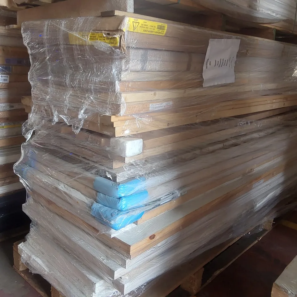 PALLET CONTAINING A VERY LARGE QUANTITY OF ASSORTED DOORS