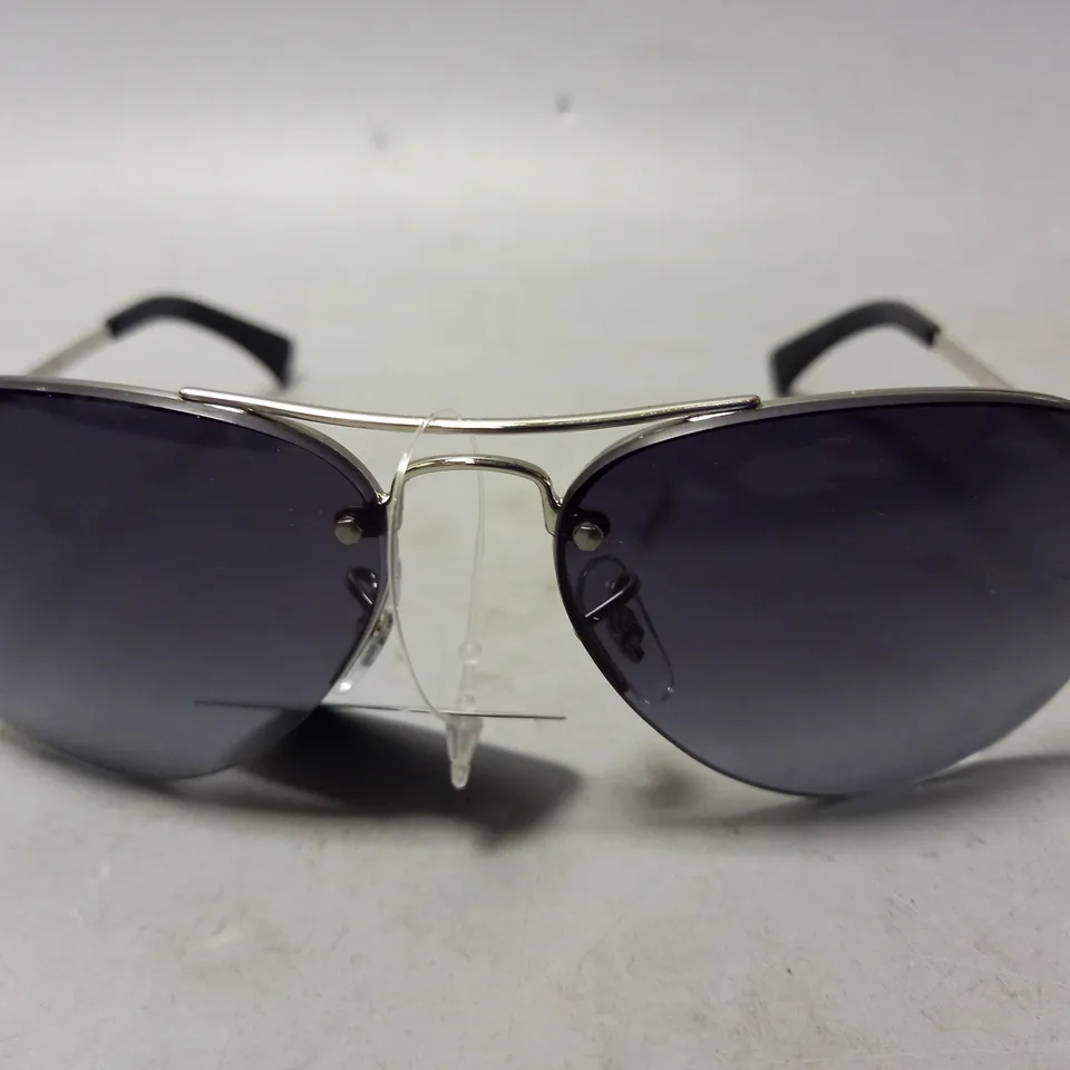 BOXED RAY-BAN SUNGLASSES IN SILVER FRAME W. LIGHT GREY/DARK BLUE GRADIENT LENS