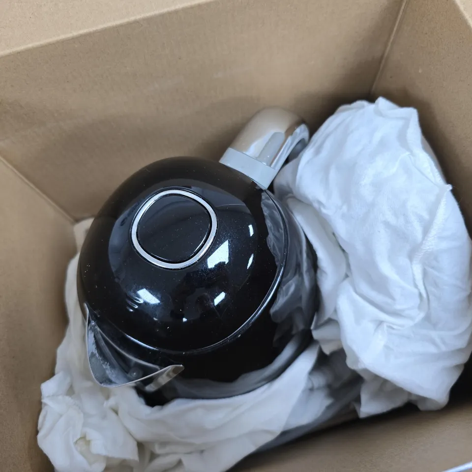 BOXED SMEG 50S STYLE KETTLE IN BLACK