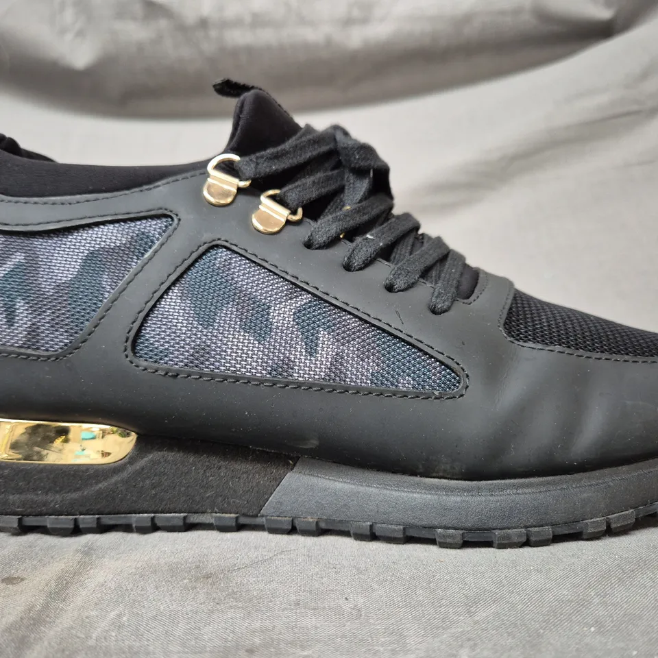 BOXED PAIR OF MALLET LONDON DIVER PANEL SNEAKERS IN BLACK/CAMO/METALLIC GOLD UK SIZE 5