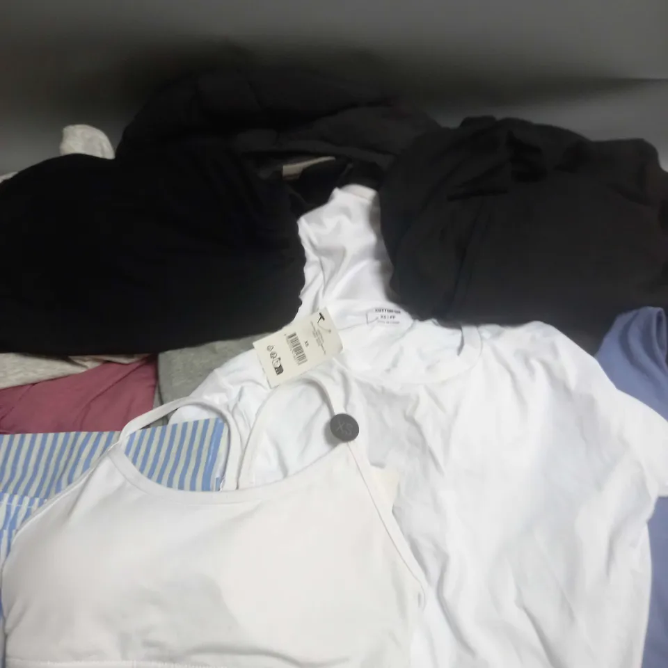 BOX OF APPROXIMATELY 12 ASSORTED CLOTHING ITEMS TO INCLUDE PUFFER JACKET, TSHIRTS, TROUSERS ETC