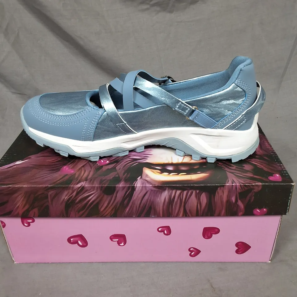 BOXED KOI KYUBI SHIMMERING HIKING MARY JANES IN MINT - UK 7