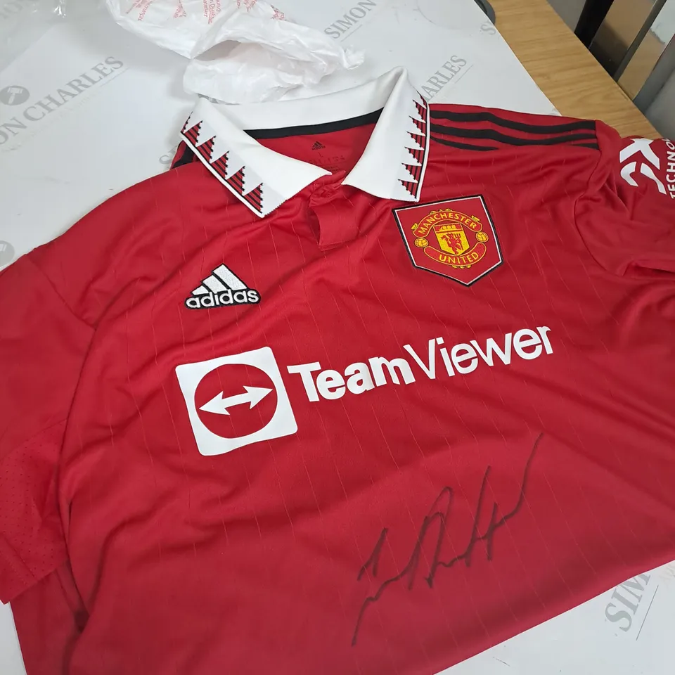 MANCESTER UNITED SIGNED FOOTBALL T-SHIRT - UK SIZE LARGE