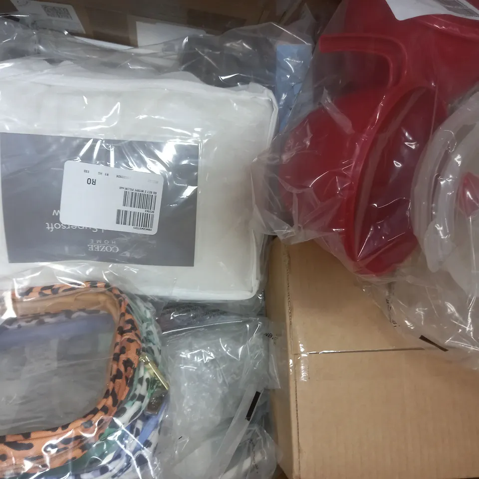 BOX OF APPROXIMATELY 10 ASSORTED HOUSEHOLD ITEMS TO INCLUDE NAIL CLIPPERS, ETC