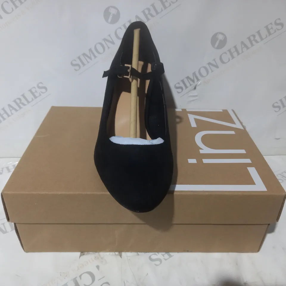 BOXED PAIR OF LINZI MADELINE CLOSED TOE BLOCK HEEL SUEDE SHOES IN BLACK SIZE 5