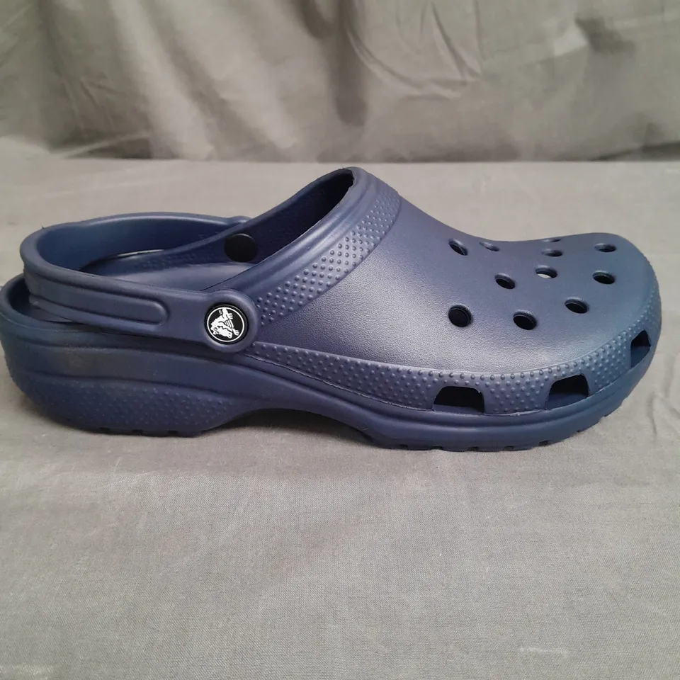 PAIR OF CLASSIC FRA CROCS SIZE 9