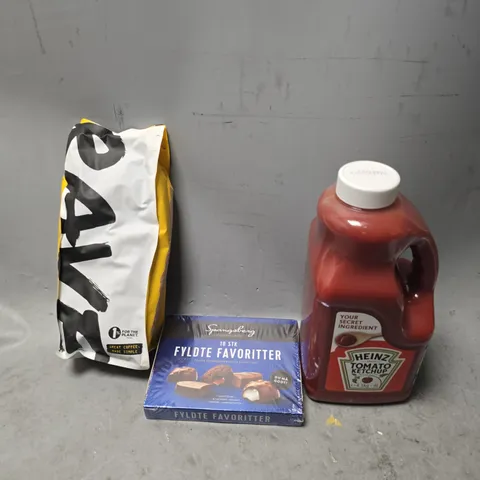 APPROXIMATELY 3 ASSORTED FOOD ITEMS TO INCLUDE - HEINZ TOMATO KETCHUP , RAVE COFFEE , 10 STK FYLDTE FAVORITTER 