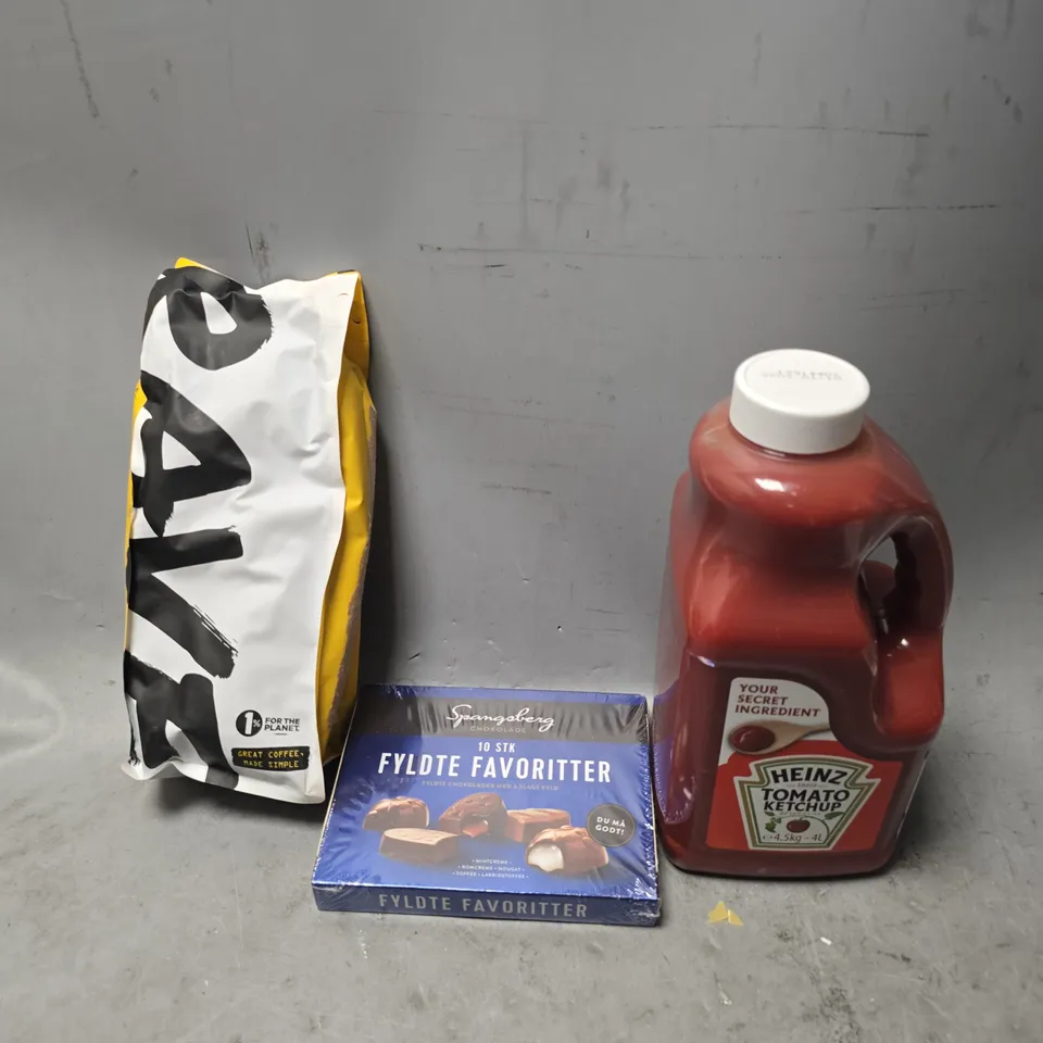 APPROXIMATELY 3 ASSORTED FOOD ITEMS TO INCLUDE - HEINZ TOMATO KETCHUP , RAVE COFFEE , 10 STK FYLDTE FAVORITTER 