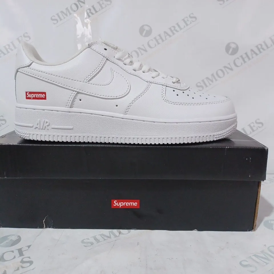 BOXED PAIR OF SUPREME/NIKE AIR FORCE 1 SHOES IN WHITE UK SIZE 6