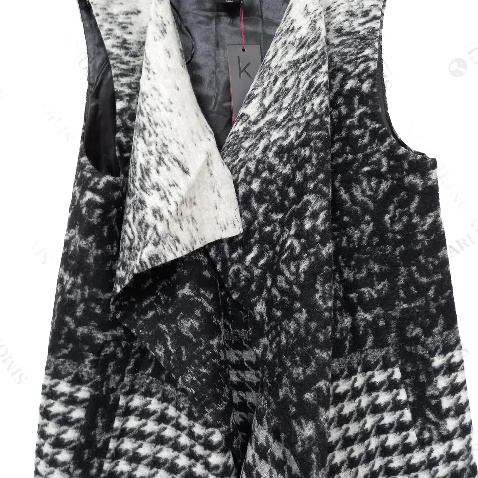KLASS SLEEVELESS CARDIGAN IN WHITE/BLACK
