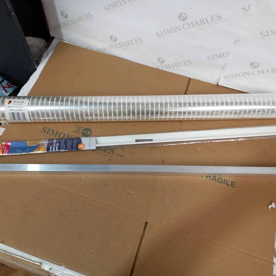 LOT OF 3 ASSORTED HOUSEHOLD ITEMS TO INCLUDE FLORAL CRAFT WHITE DOT CELLOPHANE, EXITEX RAIN DEFLECTOR AND DESIGNER GREY METAL BAR APPROX 99X3X3CM