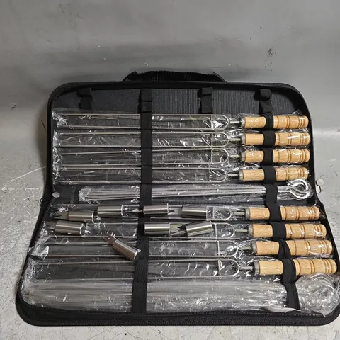BOXED MOROLE 33 PIECE BBQ SET 