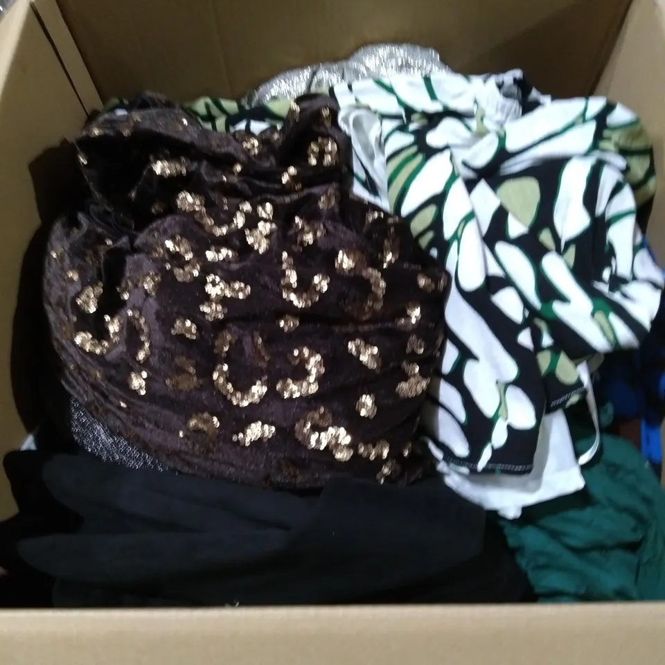 LARGE QUANTITY OF ASSORTED CLITHING AND ACCESSORIES