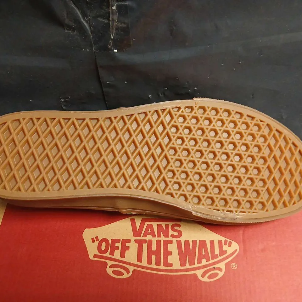 BOXED PAIR OF VANS FAT LACE CHECKER GREEN SNEAKERS – UK 8 
