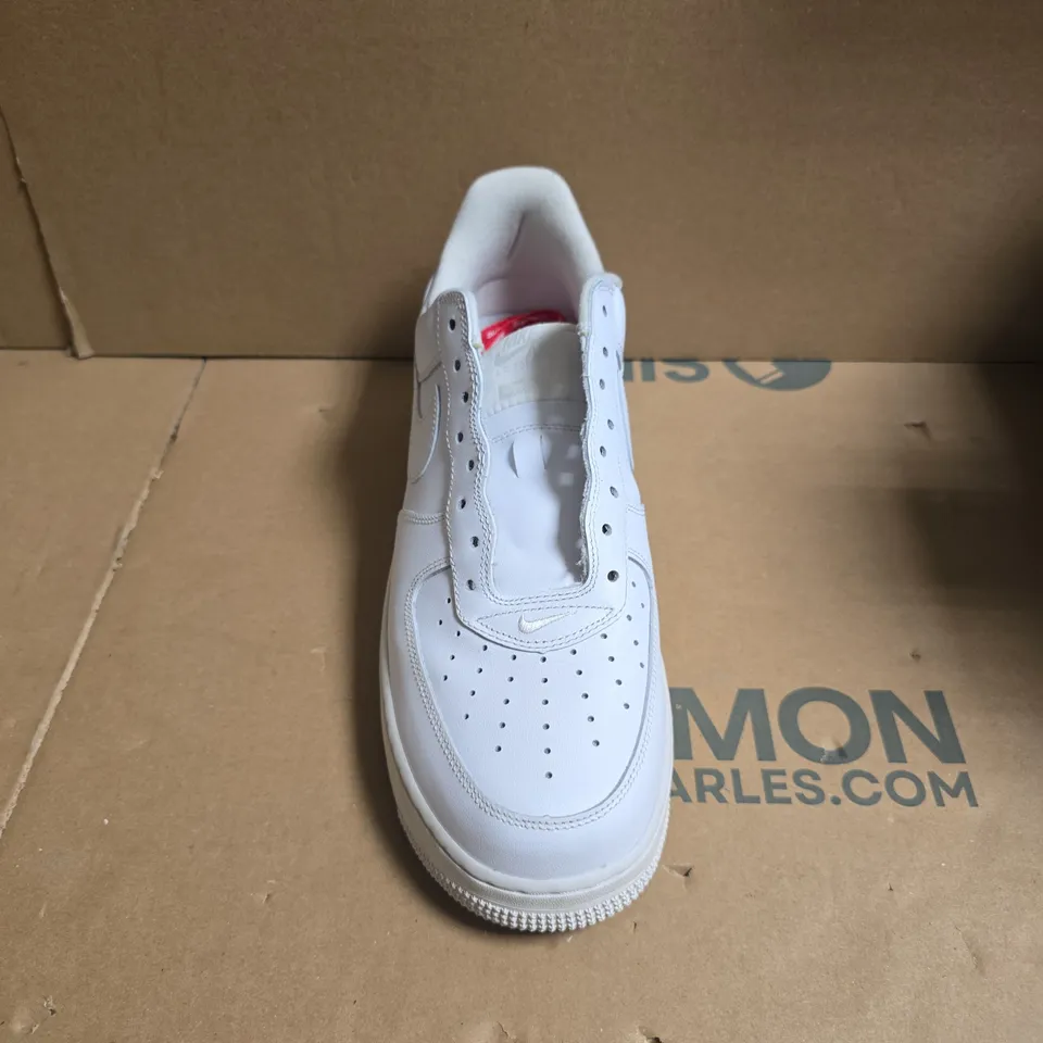 NIKE AIR FORCE 1 LOW WHITE SNEAKERS – RED SUPREME HEEL LOGO UK 9