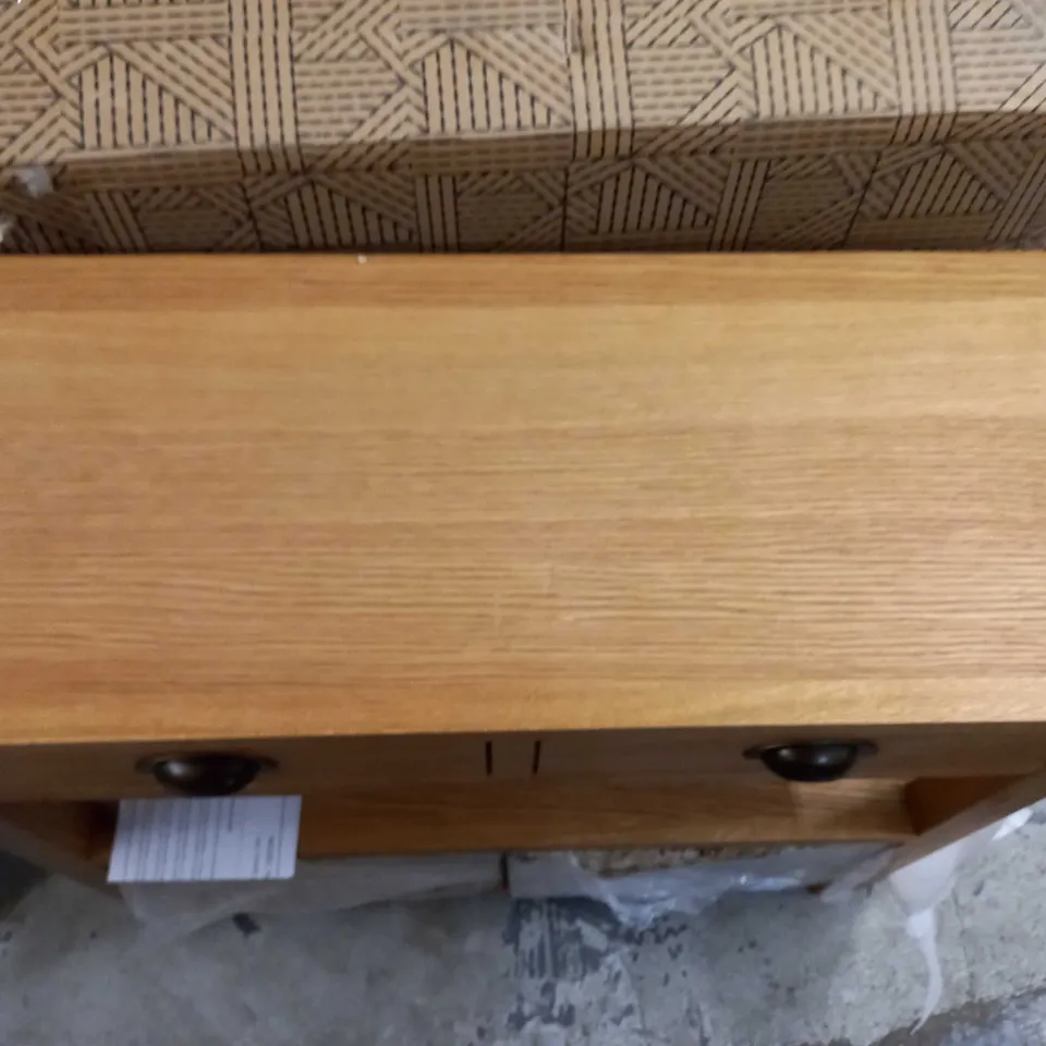 BOXED WILTSHIRE OAK CONSOLE TABLE WITH 2 STORAGE BASKETS