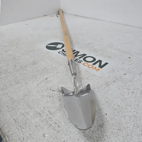 KEW GARDENS COLLECTION GARDEN TROWEL β STAINLESS STEEL BLADE, WOODEN HANDLE