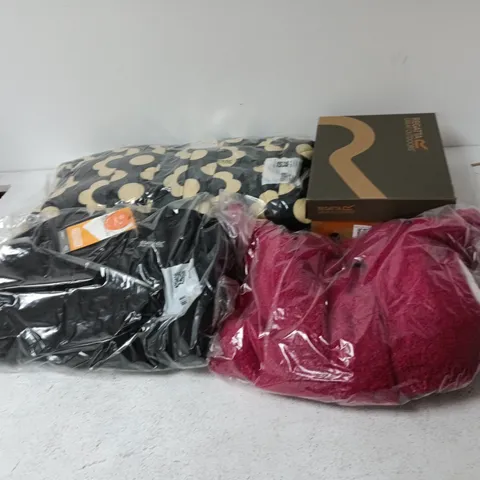 APPROXIMATELY 11 ASSORTED BRAND NEW REGATTA CLOTHING ITEMS IN VARIOUS SIZES, STYLES & COLOURS TO INCLUDE EMILICA BORG, LADY HOLCOMBE IEP MID, FARBANK, ETC