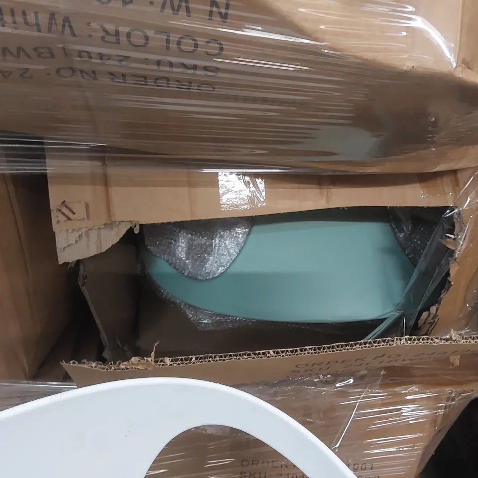 PALLET CONTAINING A LARGE QUANTITY OF STYLISH PLASTIC FOLDING CHAIRS - COLOURS VARY	