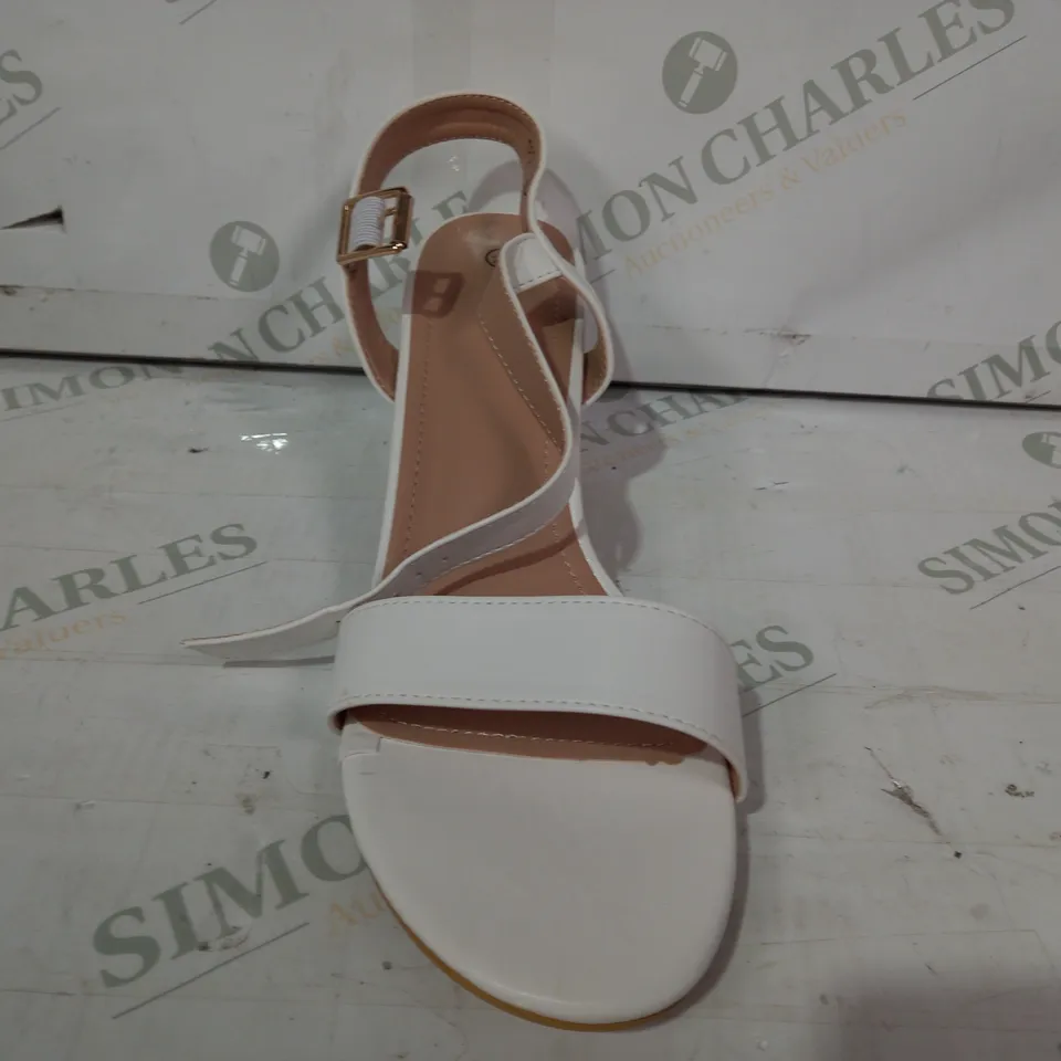 PAIR OF DESIGNER OPEN TOE BLOCK HEEL SANDALS IN WHITE EU SIZE 41