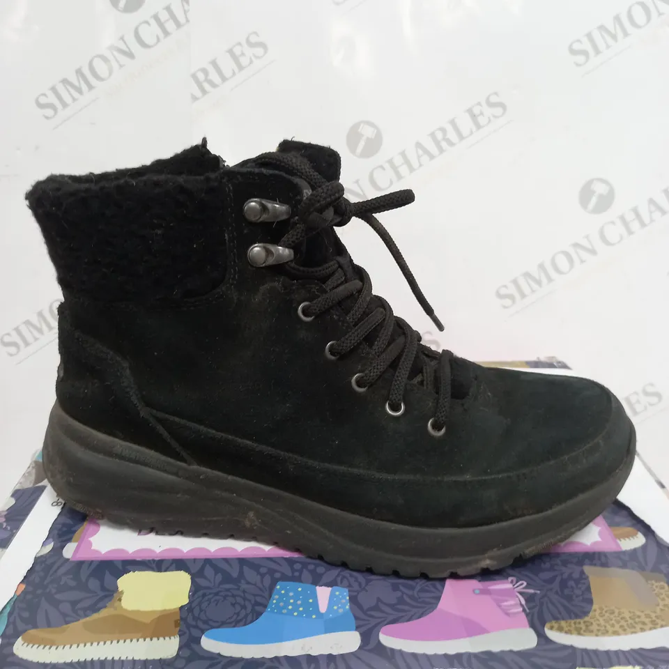 BOXED SKETCHERS STELLAR BOOTS IN BLACK - SIZE  5