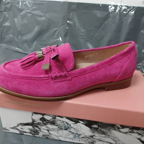 BOXED PAIR OF PINK SUEDE SHOES UK SIZE 6