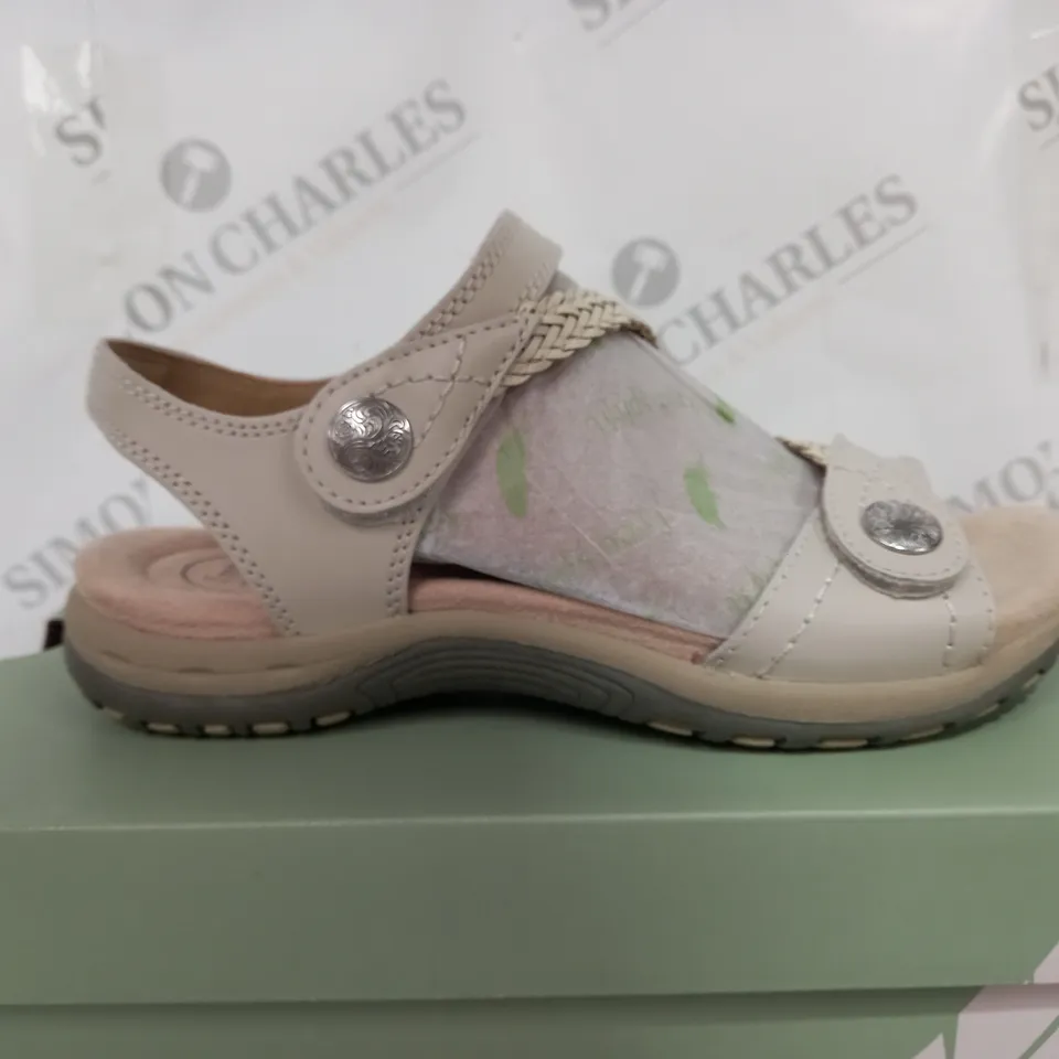 BOXED FREE SPIRIT MALIBU HIGH FLAT SANDLAS WITH OPEN TOE - SIZE 6