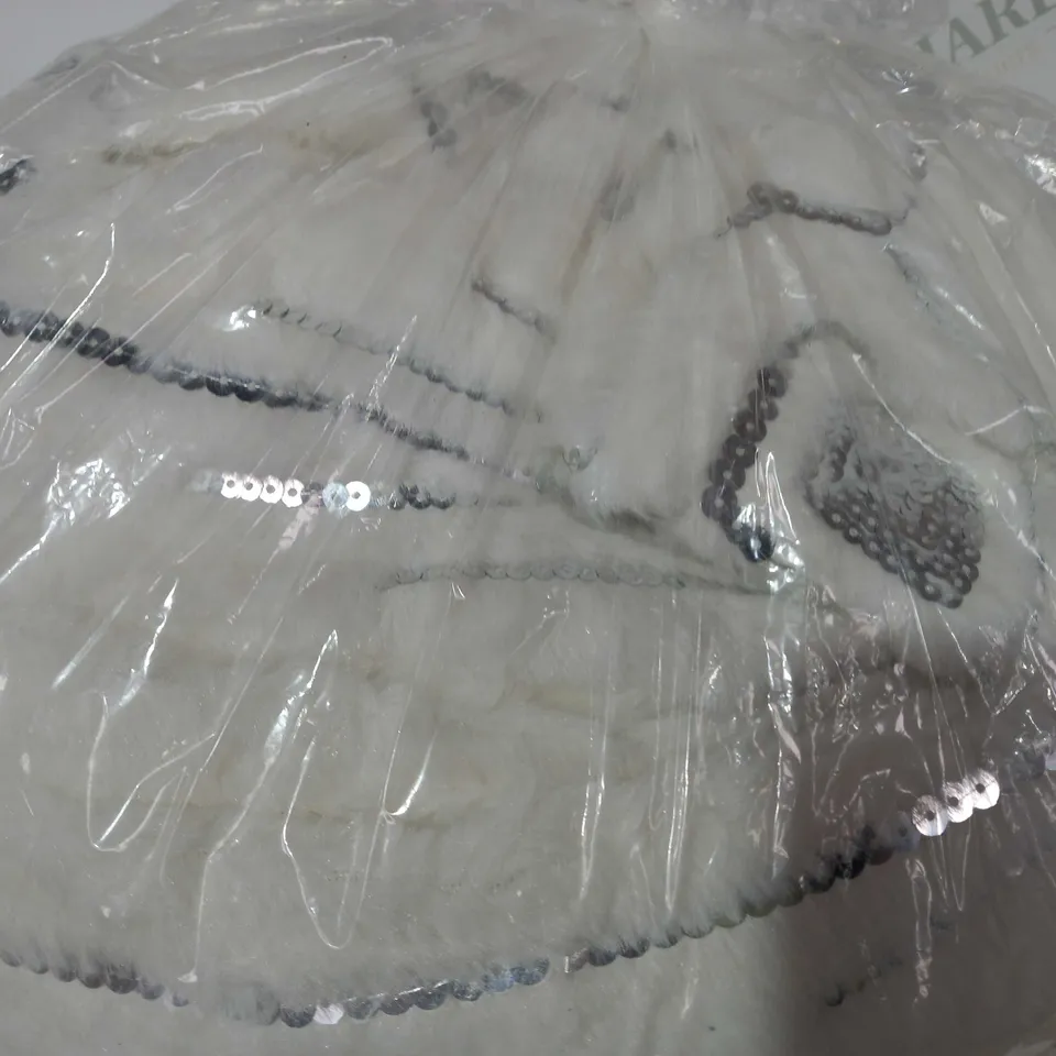 JM ART EMBELLISHED THROW IN WHITE