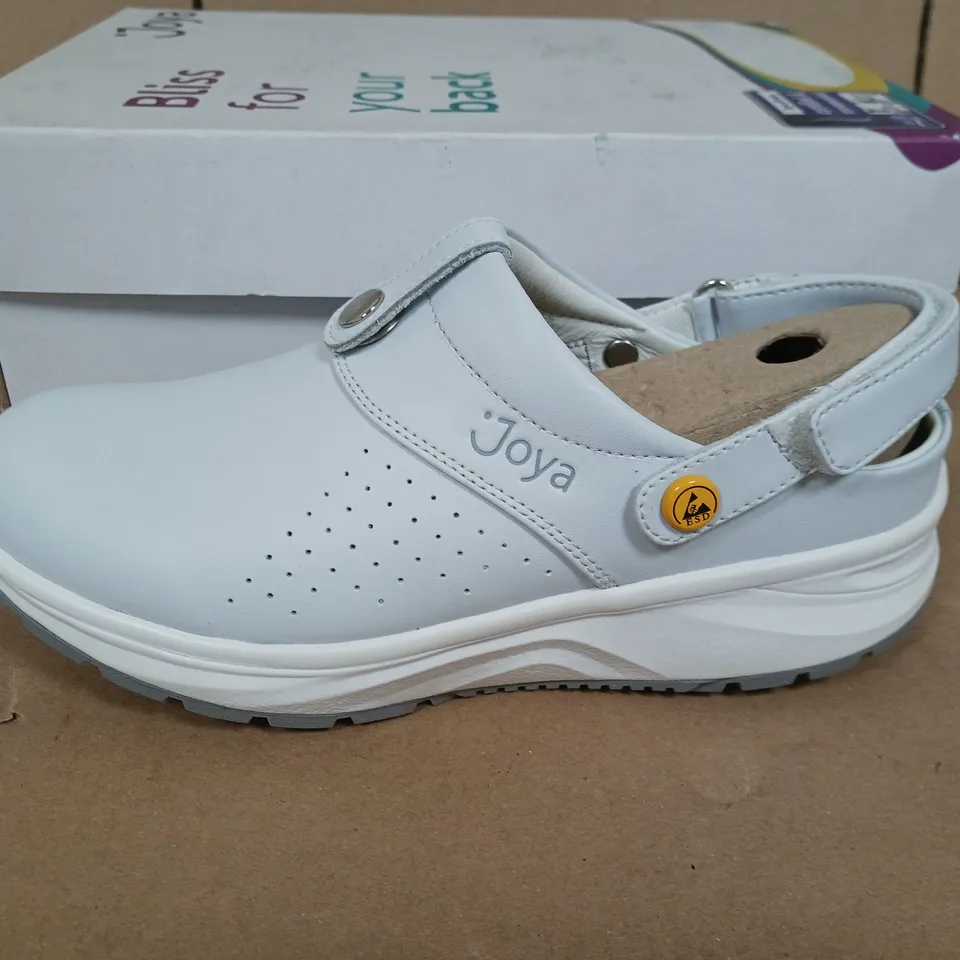 BOXED PAIR OF JOYA IQ ESD TRAINERS IN WHITE - UK 4