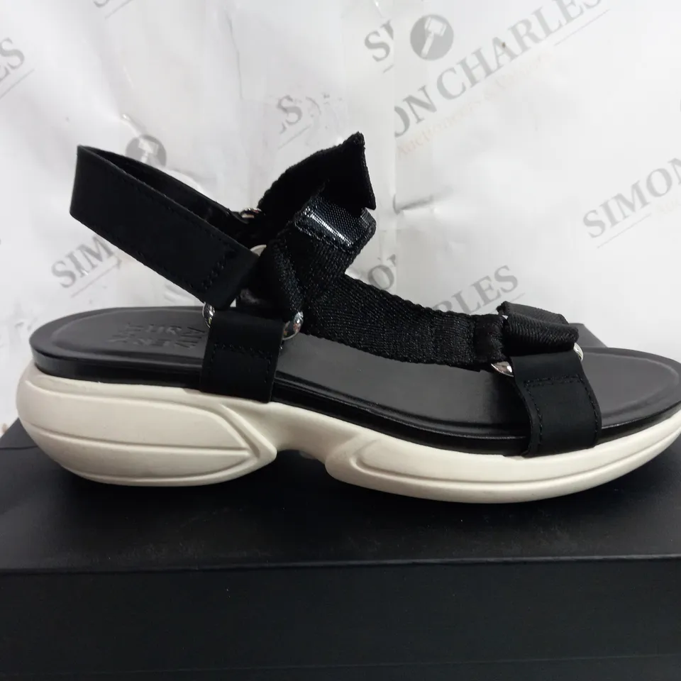 BOXED NATURALIZER HIGH PLATFORM OPEN TOE SANDALS - SIZE 7