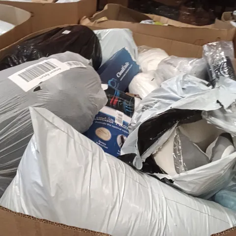 PALLET CONTAINING A LARGE QUANTITY OF PILLOWS
