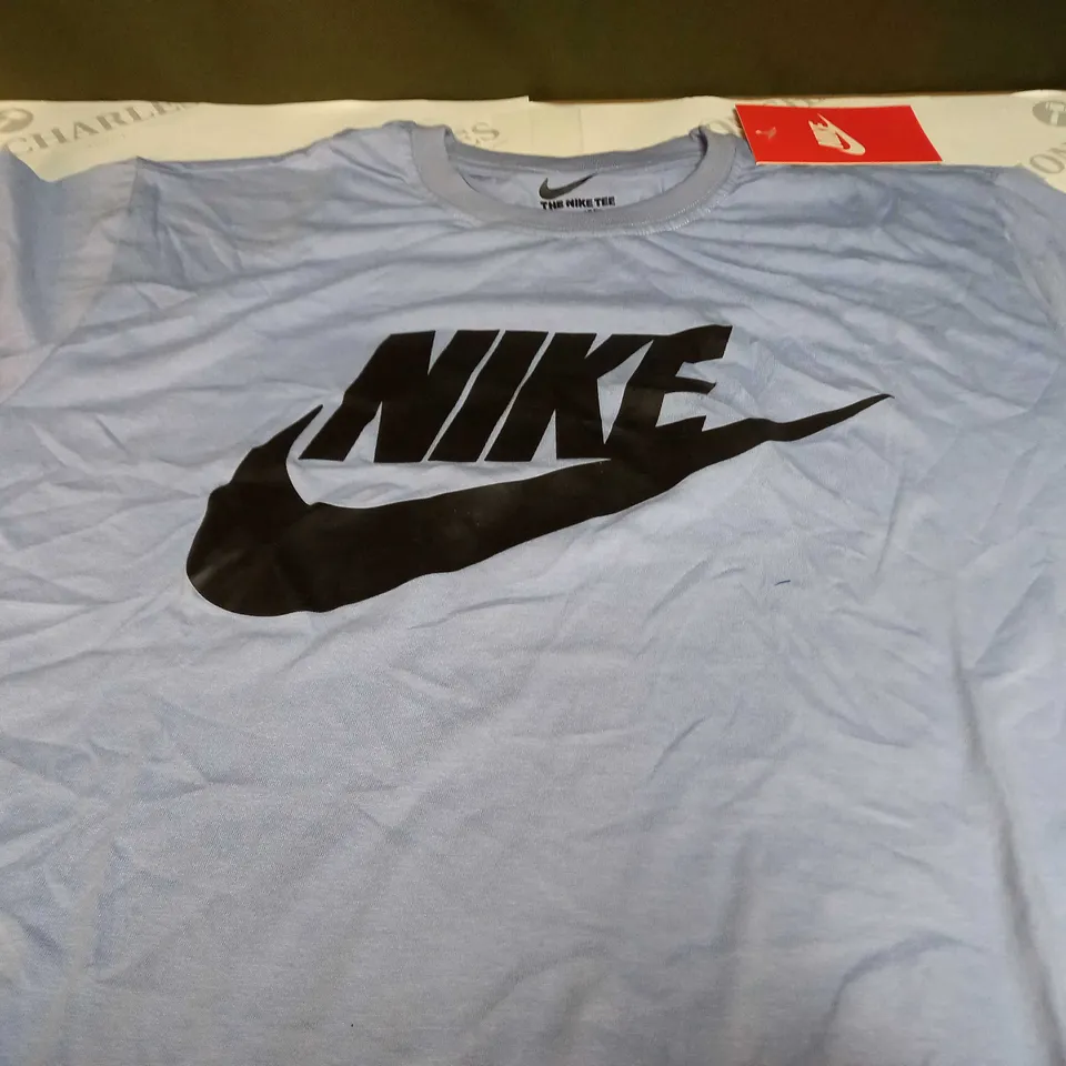 NIKE 'THE NIKE TEE' T-SHIRT IN PALE LIGHT BLUE - MEDIUM