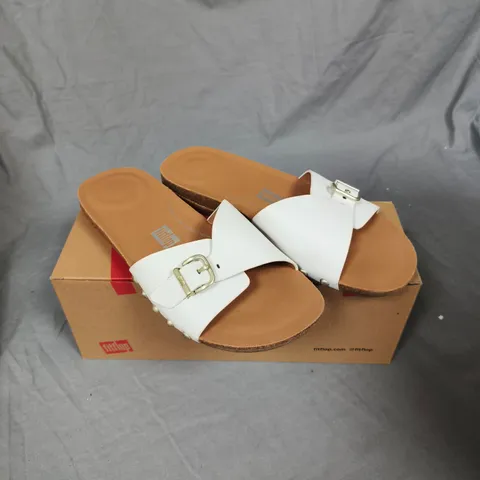 FITFLOP IQUSHION ADJUSTABLE BUCKLE LEATHER SLIDES – URBAN WHITE, UK 7
