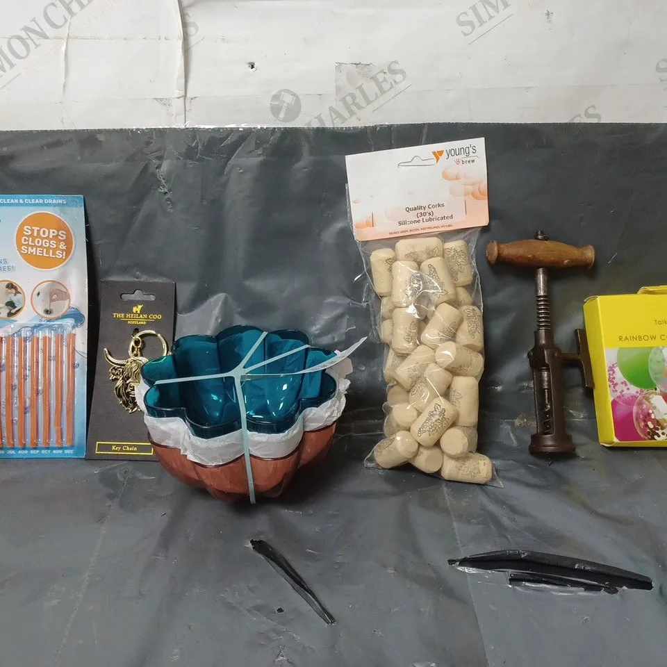 BOX OF APPROXIMATELY 12 ASSORTED ITEMS TO INCLUDE -  RAINBOW CONFETTI BALLOONS , EASY FLOW STICKS , THE HEILAN COO KEY CHAIN ETC