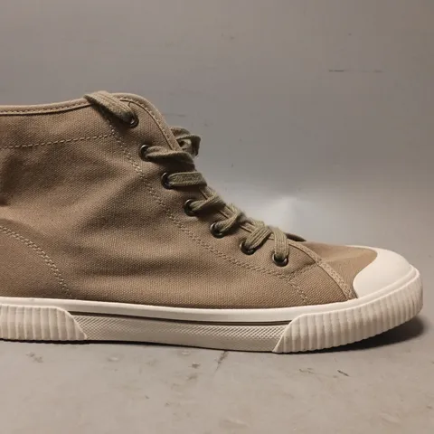BOXED PAIR OF DESIGNER CANVAS SHOES IN TAUPE UK SIZE 7