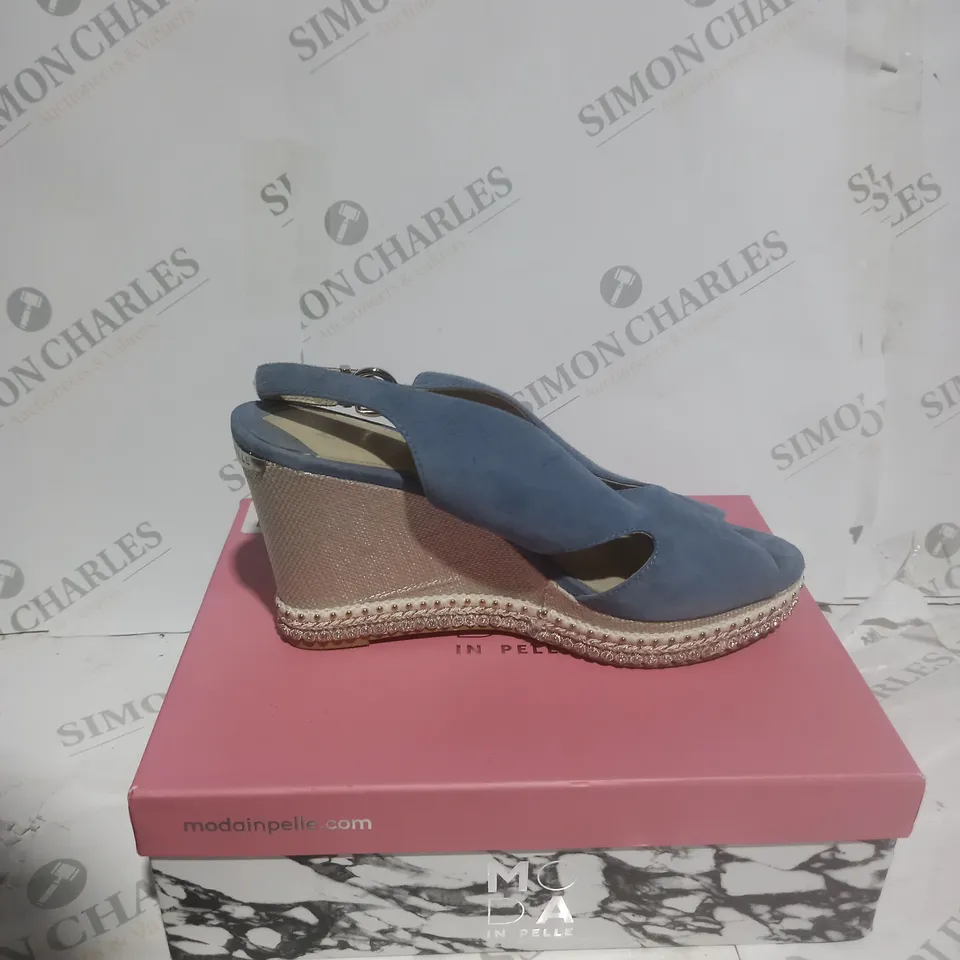 PAIR OF MODA IN PELLE PERIAR WEDGE LIGHT BLUE SUEDE SANDAL UK SIZE 7