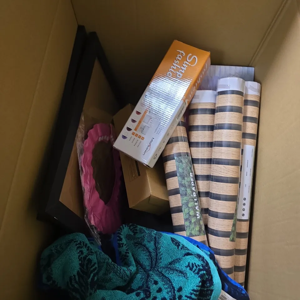 BOX OF APPROXIMATELY 10 ASSORTED HOUSEHOLD ITEMS TO INCLUDE - BAG - WALLPAPER - FOAM ROLLER - ETC - COLLECTION ONLY